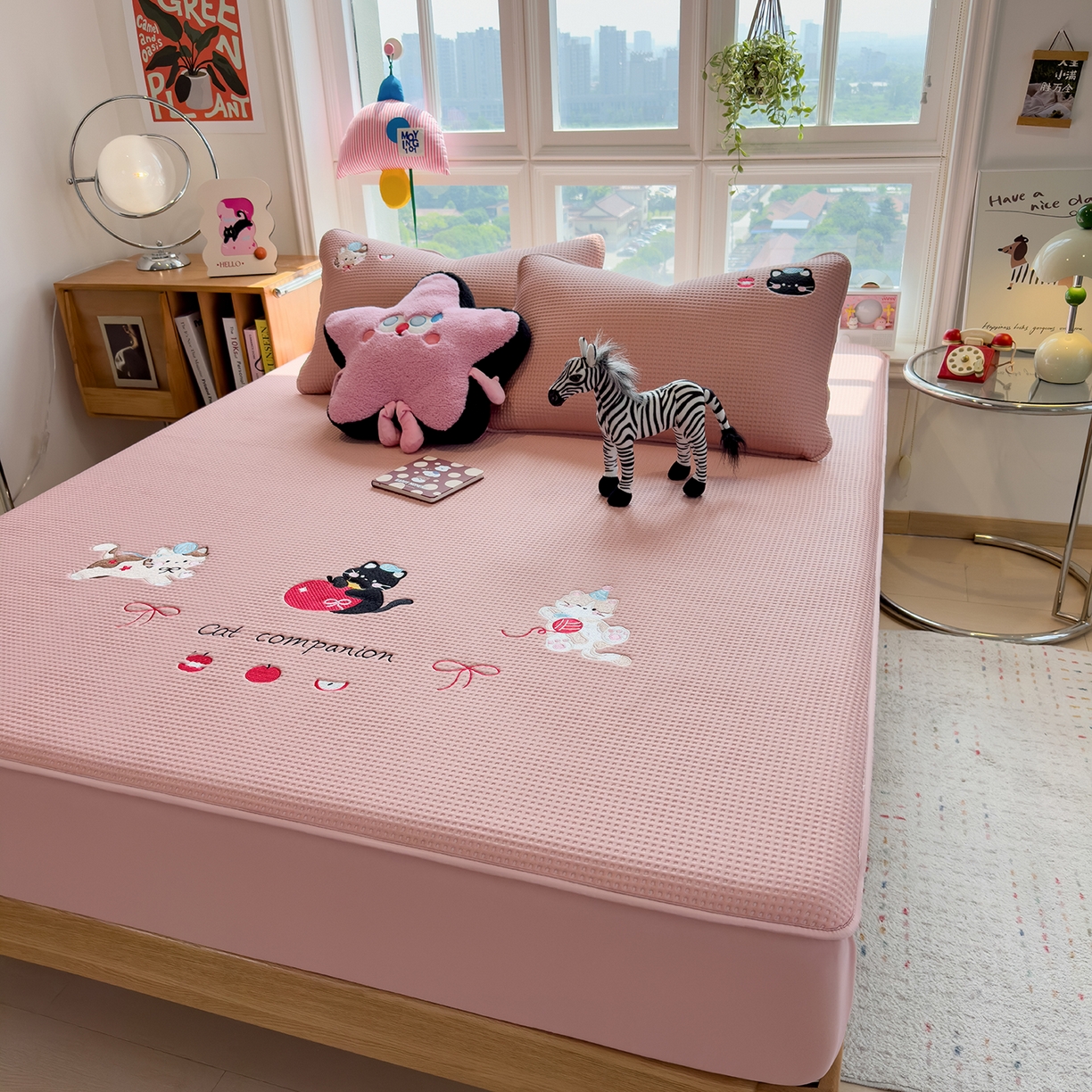 91家纺网 家纺一手货源 找家纺 宜派家纺 2025新款华夫格夹棉刺绣床笠单品卡通可爱学生宿舍单品单床笠床罩 萌趣小猫-雾纱粉