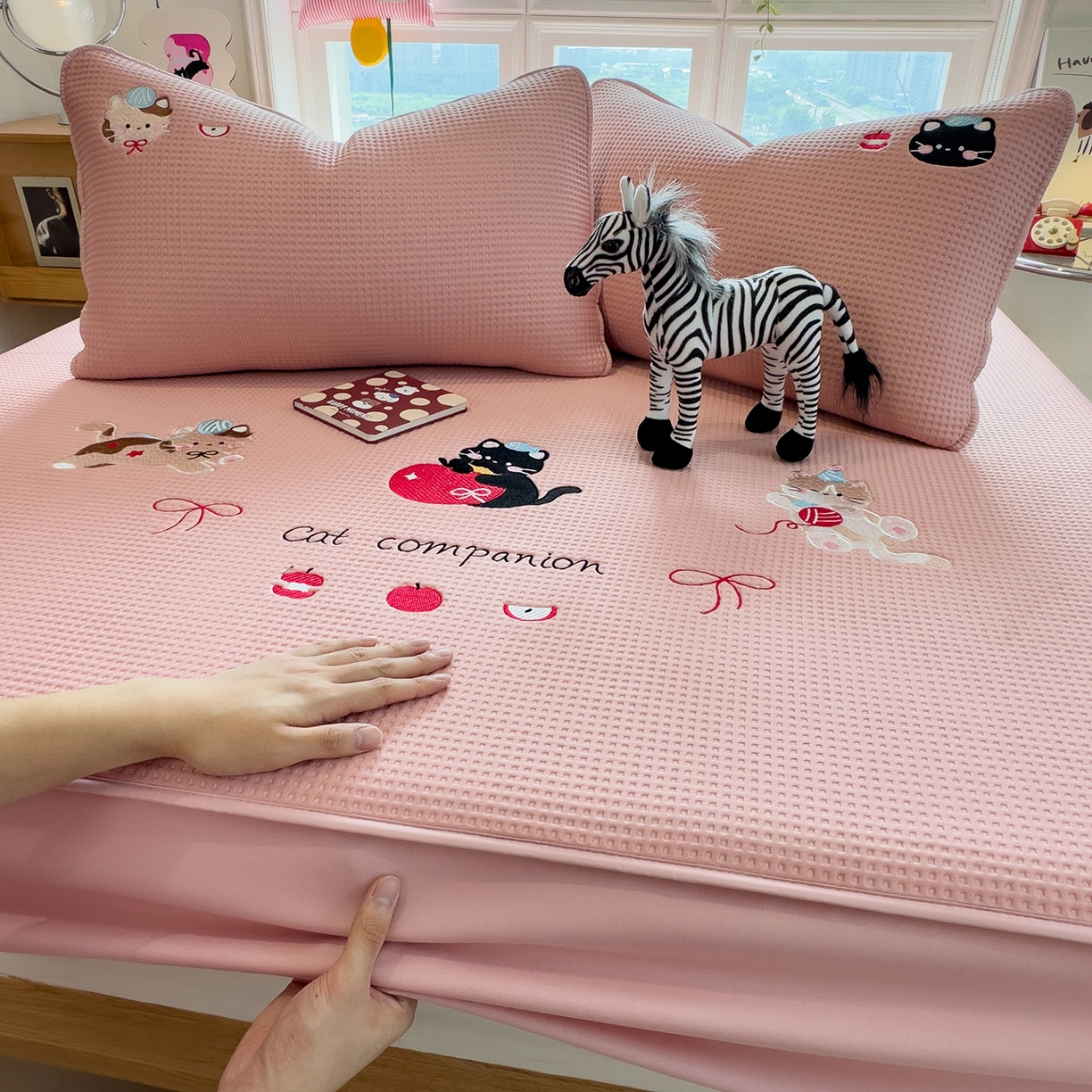 91家纺网 家纺一手货源 找家纺 宜派家纺 2025新款华夫格夹棉刺绣床笠单品卡通可爱学生宿舍单品单床笠床罩 萌趣小猫-雾纱粉