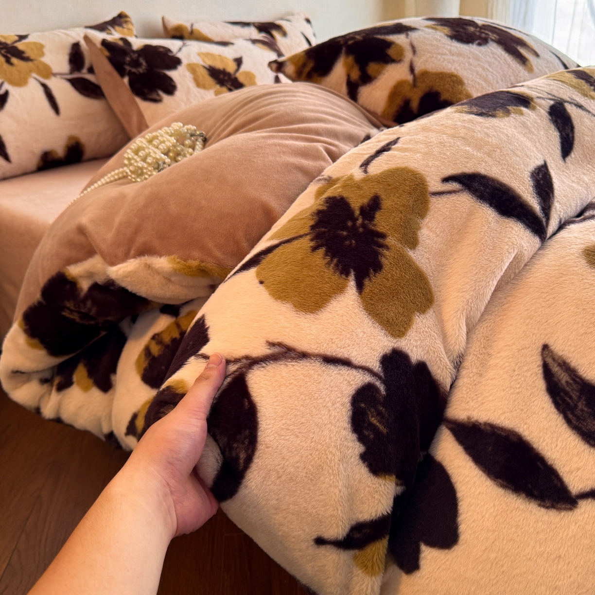 91家纺网 家纺一手货源 找家纺 吾诺家居 2025新款美拉德260克兔毛四件套数码四件套牛奶绒四件套 花间汐月