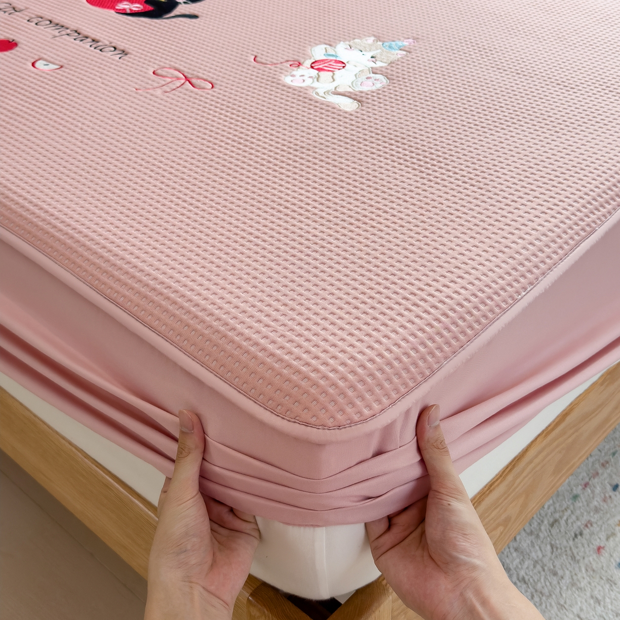 91家纺网 家纺一手货源 找家纺 宜派家纺 2025新款华夫格夹棉刺绣床笠单品卡通可爱学生宿舍单品单床笠床罩 萌趣小猫-雾纱粉