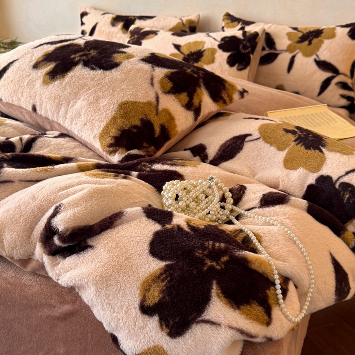 91家纺网 家纺一手货源 找家纺 吾诺家居 2025新款美拉德260克兔毛四件套数码四件套牛奶绒四件套 花间汐月