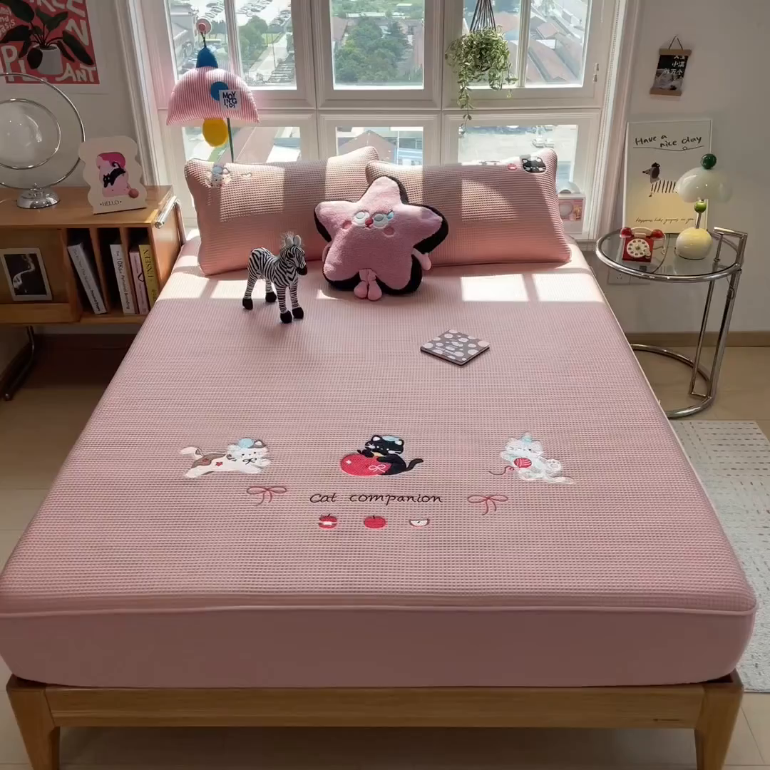 91家纺网 家纺一手货源 找家纺 宜派家纺 2025新款华夫格夹棉刺绣床笠单品卡通可爱学生宿舍单品单床笠床罩 萌趣小猫-雾纱粉
