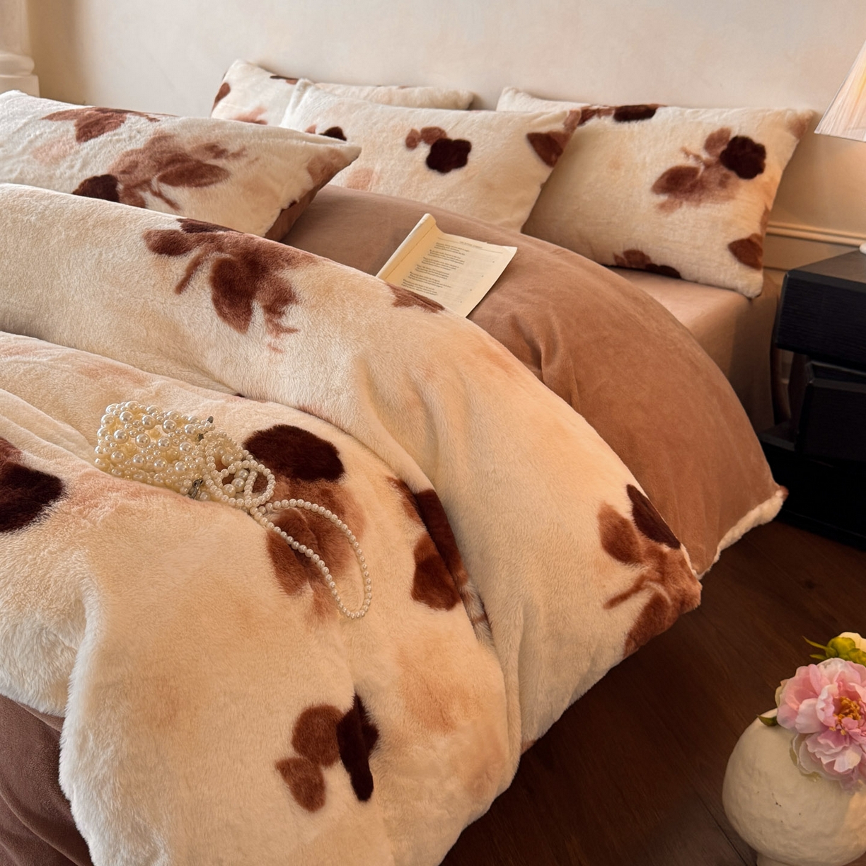 91家纺网 家纺一手货源 找家纺 吾诺家居 2025新款美拉德260克兔毛四件套数码四件套牛奶绒四件套 花盈