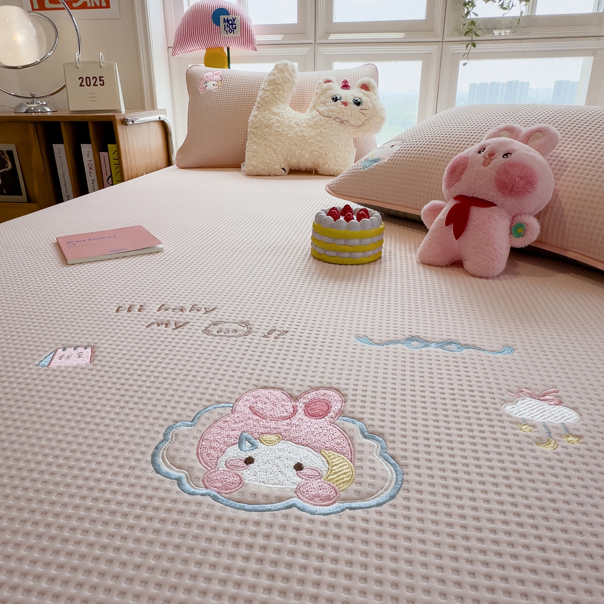 91家纺网 家纺一手货源 找家纺 宜派家纺 2025新款华夫格夹棉刺绣床笠单品卡通可爱学生宿舍单品单床笠床罩 萌兔蒂-樱雾粉