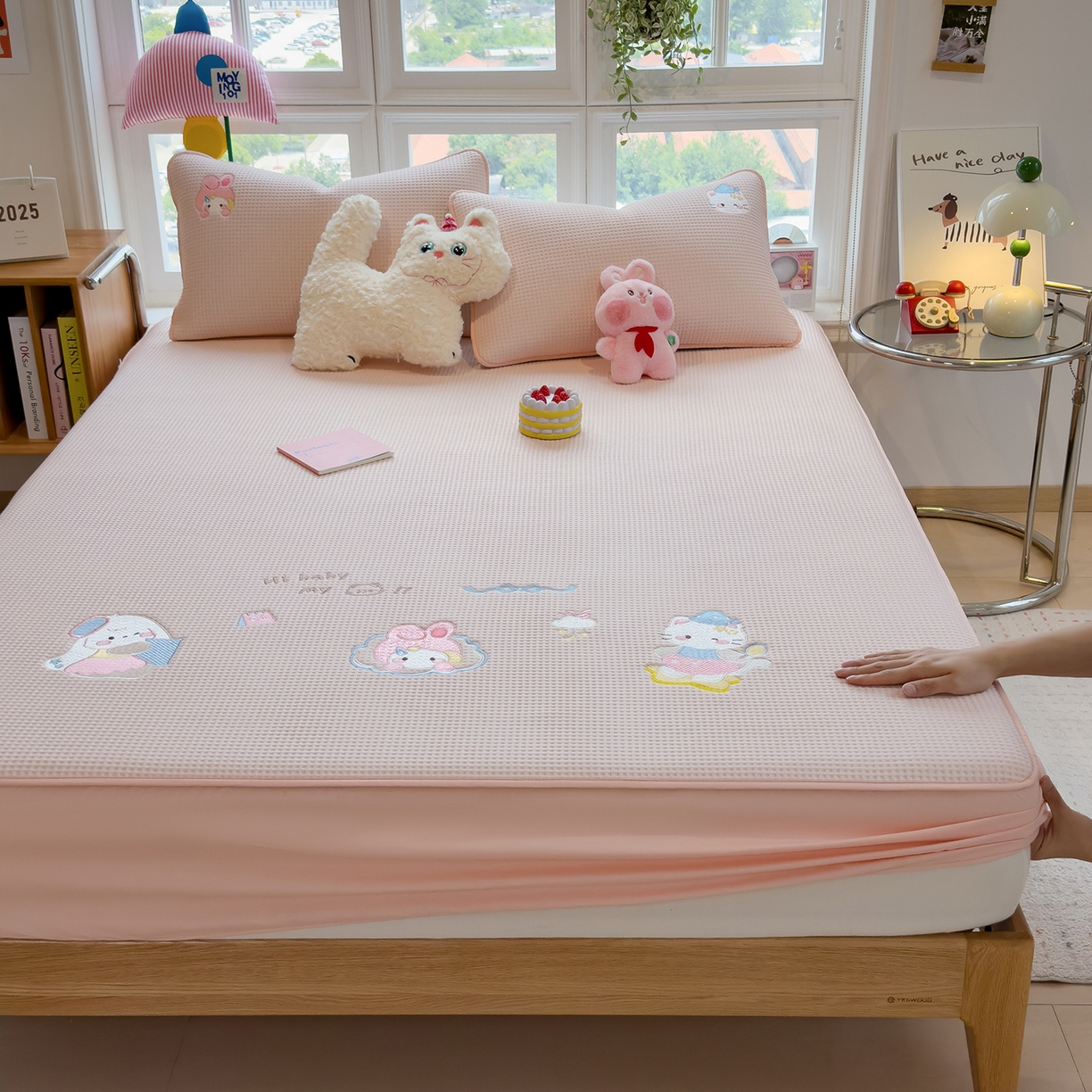 91家纺网 家纺一手货源 找家纺 宜派家纺 2025新款华夫格夹棉刺绣床笠单品卡通可爱学生宿舍单品单床笠床罩 萌兔蒂-樱雾粉