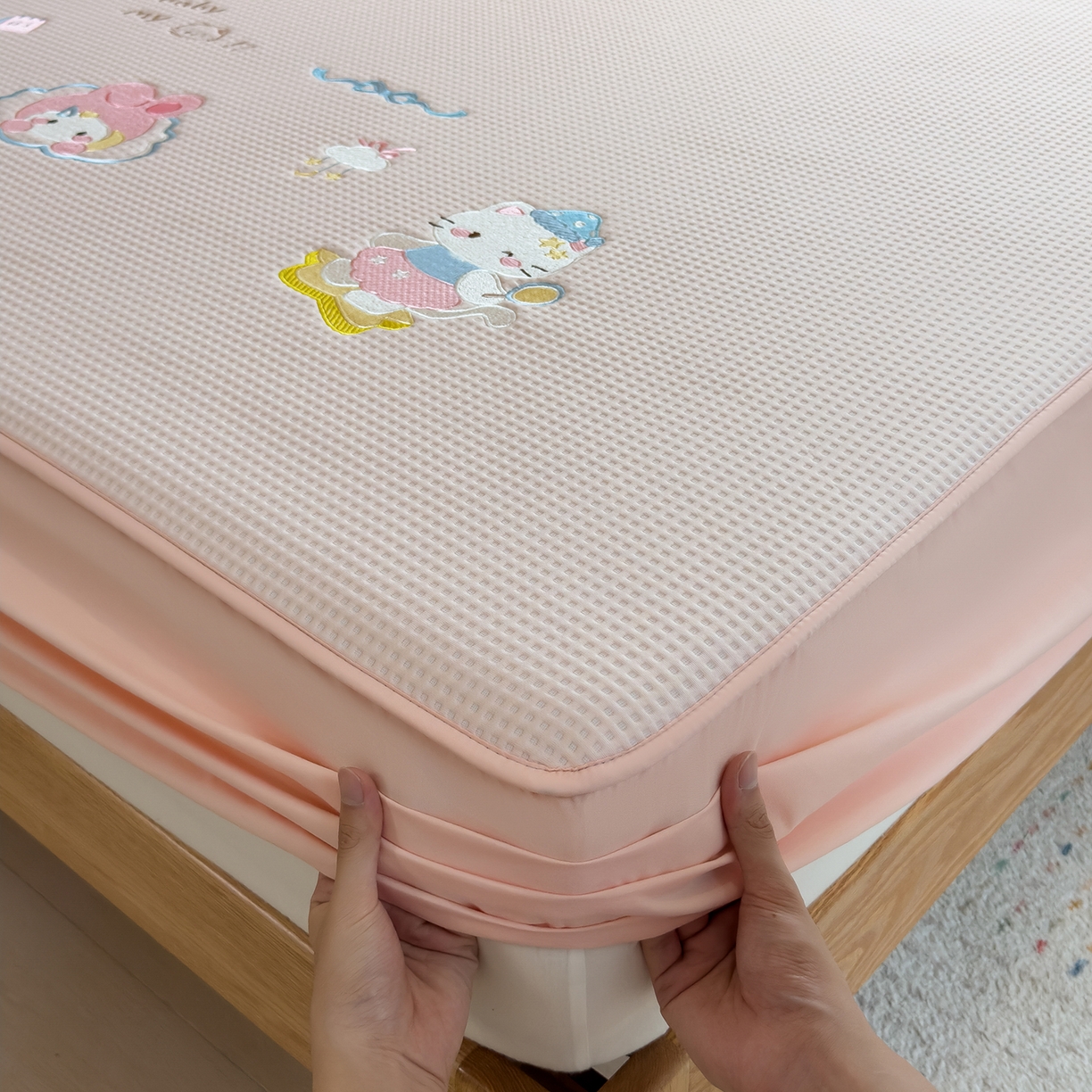 91家纺网 家纺一手货源 找家纺 宜派家纺 2025新款华夫格夹棉刺绣床笠单品卡通可爱学生宿舍单品单床笠床罩 萌兔蒂-樱雾粉