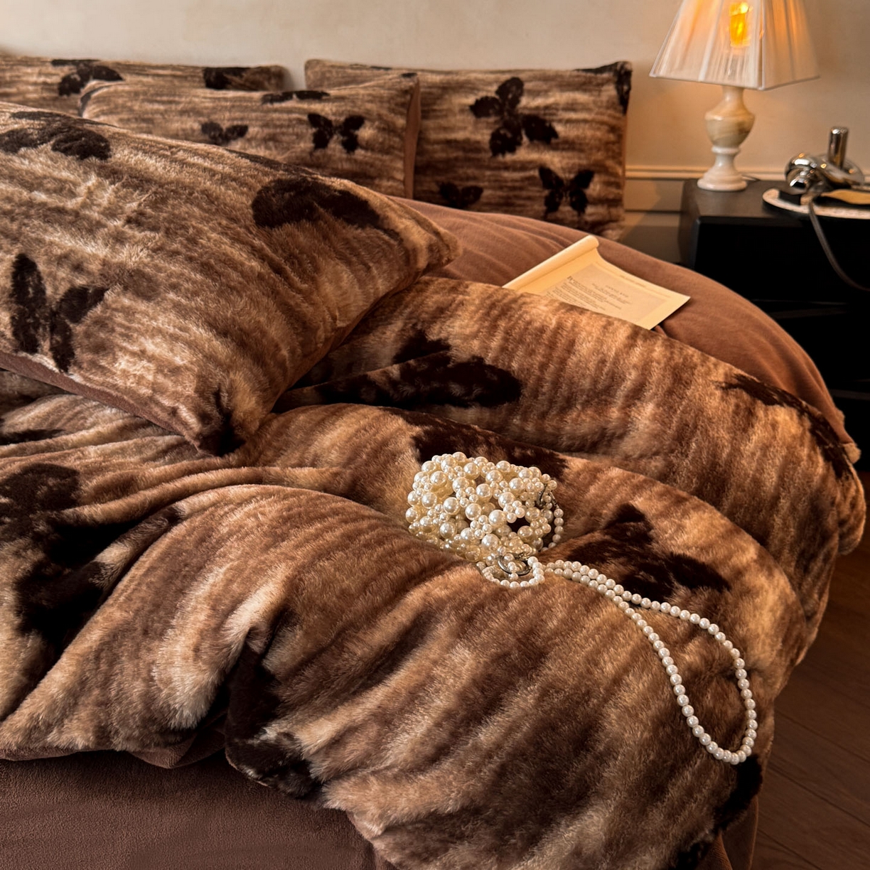 91家纺网 家纺一手货源 找家纺 吾诺家居 2025新款美拉德260克兔毛四件套数码四件套牛奶绒四件套 焦糖蝶舞