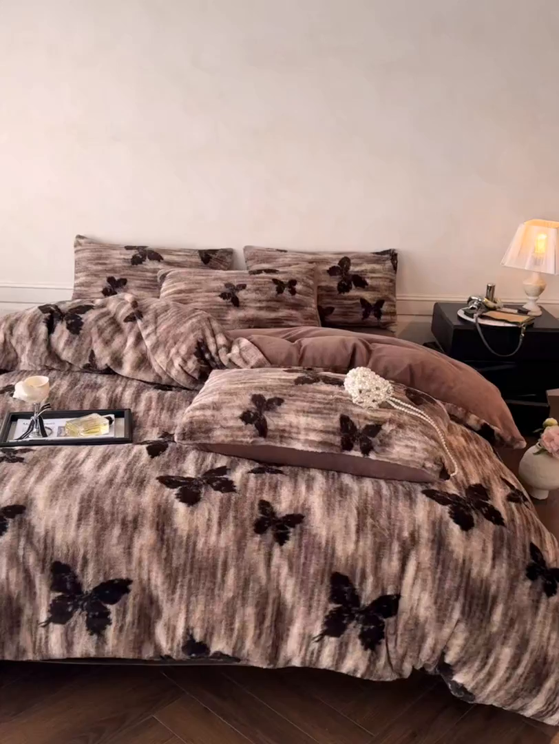 91家纺网 家纺一手货源 找家纺 吾诺家居 2025新款美拉德260克兔毛四件套数码四件套牛奶绒四件套 焦糖蝶舞