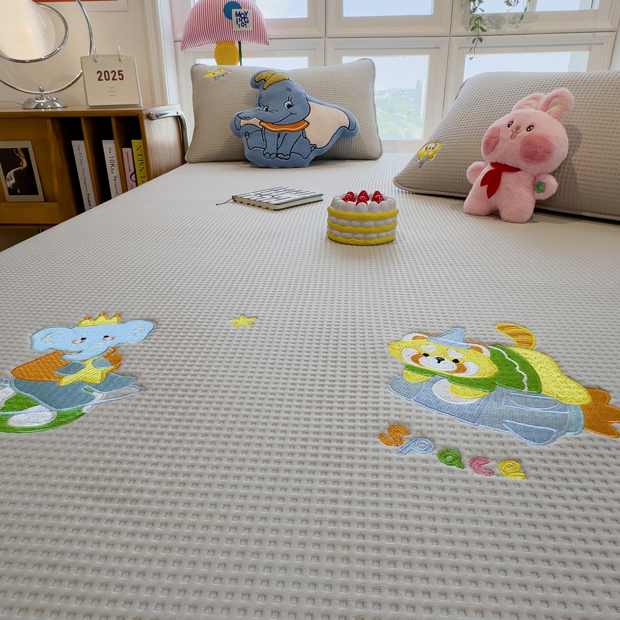 91家纺网 家纺一手货源 找家纺 宜派家纺 2025新款华夫格夹棉刺绣床笠单品卡通可爱学生宿舍单品单床笠床罩 童话小伙伴-云绒灰