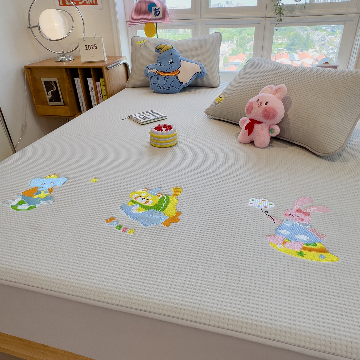 91家纺网 家纺一手货源 找家纺 宜派家纺 2025新款华夫格夹棉刺绣床笠单品卡通可爱学生宿舍单品单床笠床罩 童话小伙伴-云绒灰