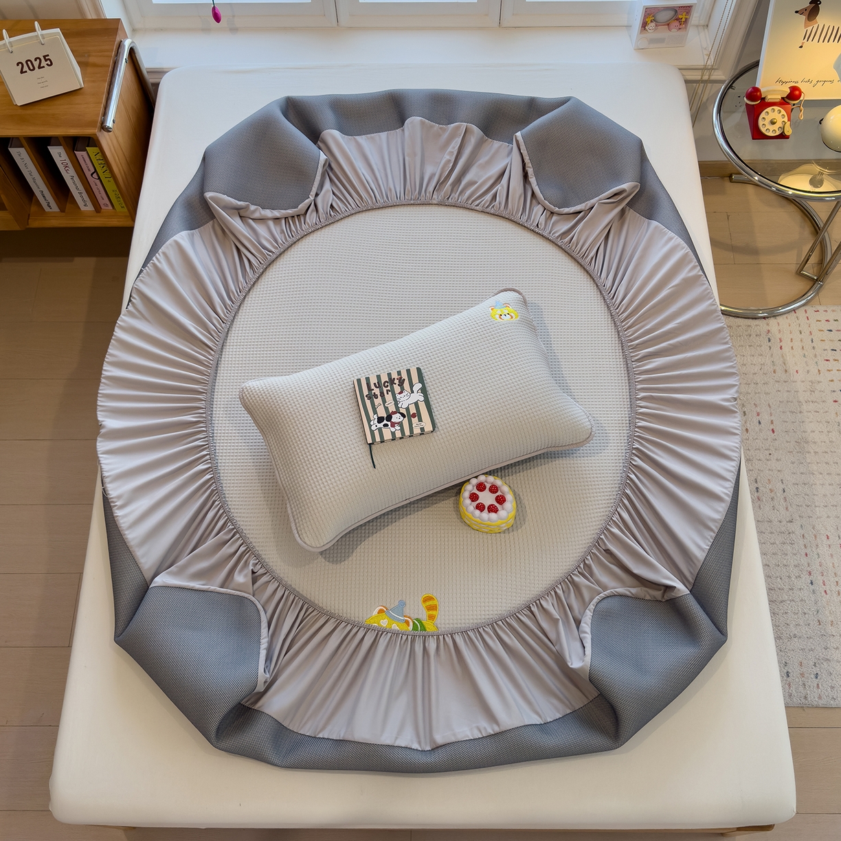 91家纺网 家纺一手货源 找家纺 宜派家纺 2025新款华夫格夹棉刺绣床笠单品卡通可爱学生宿舍单品单床笠床罩 童话小伙伴-云绒灰