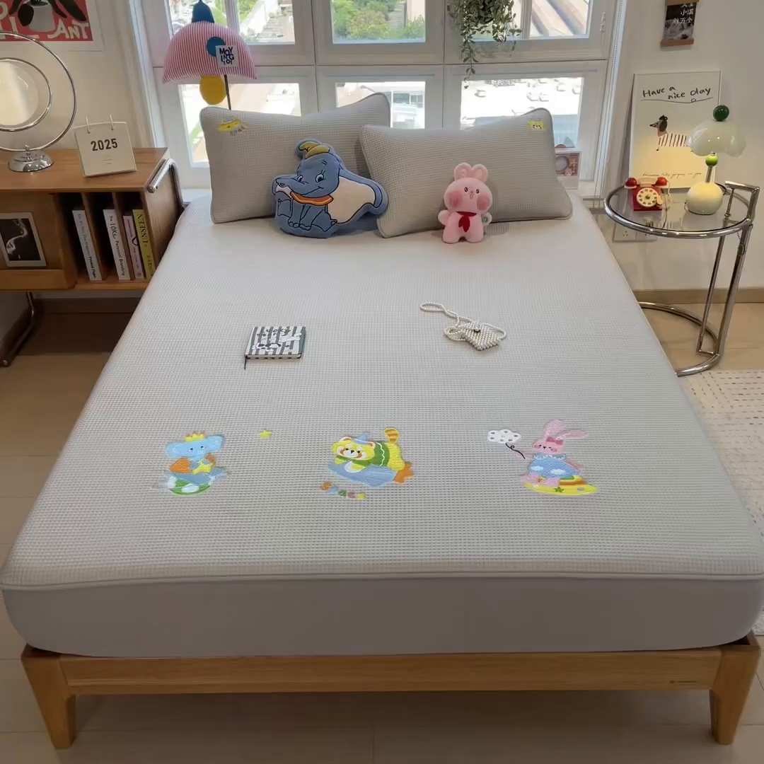 91家纺网 家纺一手货源 找家纺 宜派家纺 2025新款华夫格夹棉刺绣床笠单品卡通可爱学生宿舍单品单床笠床罩 童话小伙伴-云绒灰