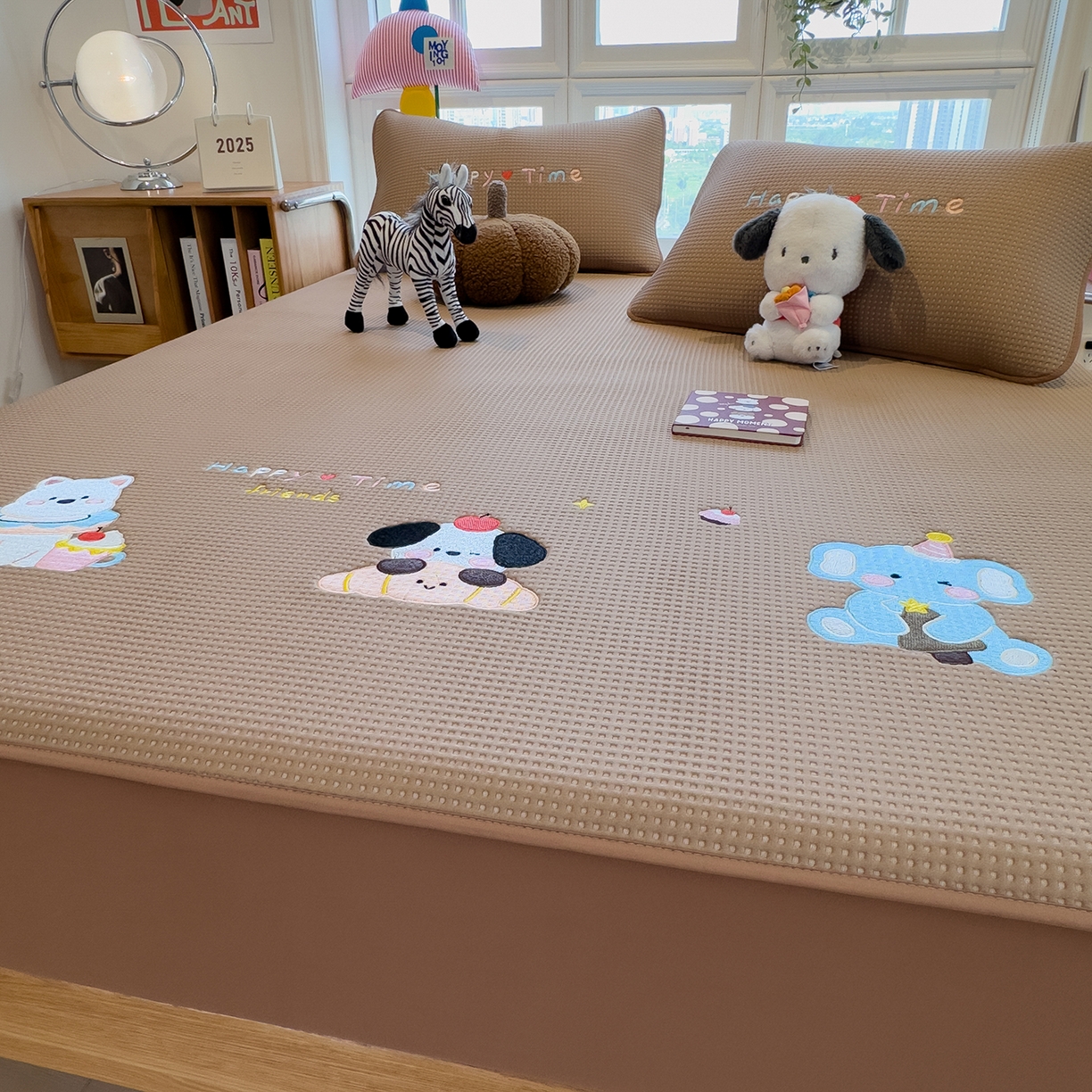 91家纺网 家纺一手货源 找家纺 宜派家纺 2025新款华夫格夹棉刺绣床笠单品卡通可爱学生宿舍单品单床笠床罩 童趣萌宠-焦糖咖