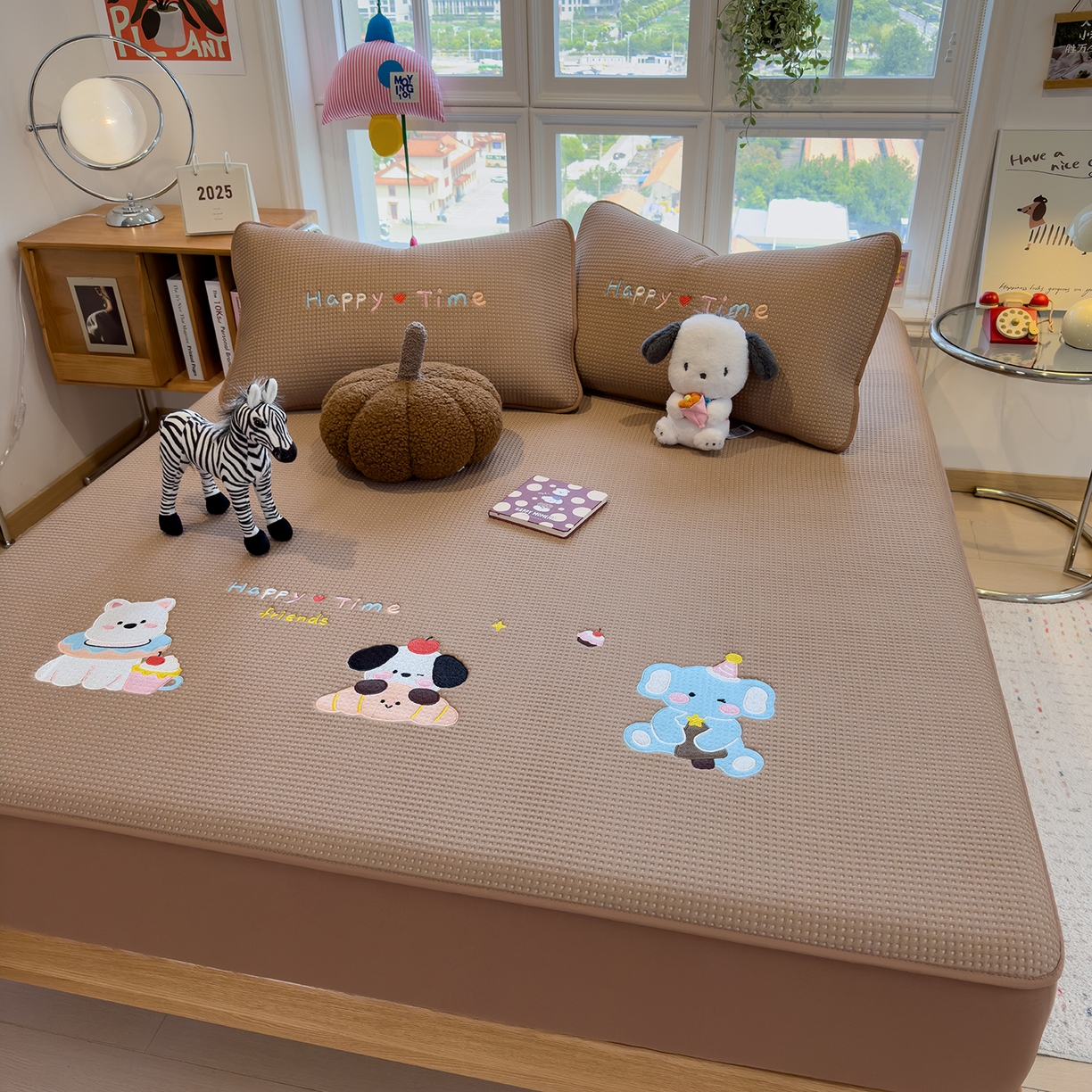 91家纺网 家纺一手货源 找家纺 宜派家纺 2025新款华夫格夹棉刺绣床笠单品卡通可爱学生宿舍单品单床笠床罩 童趣萌宠-焦糖咖