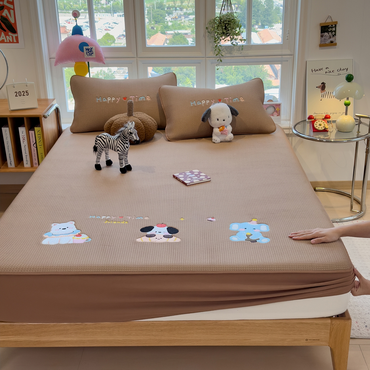 91家纺网 家纺一手货源 找家纺 宜派家纺 2025新款华夫格夹棉刺绣床笠单品卡通可爱学生宿舍单品单床笠床罩 童趣萌宠-焦糖咖