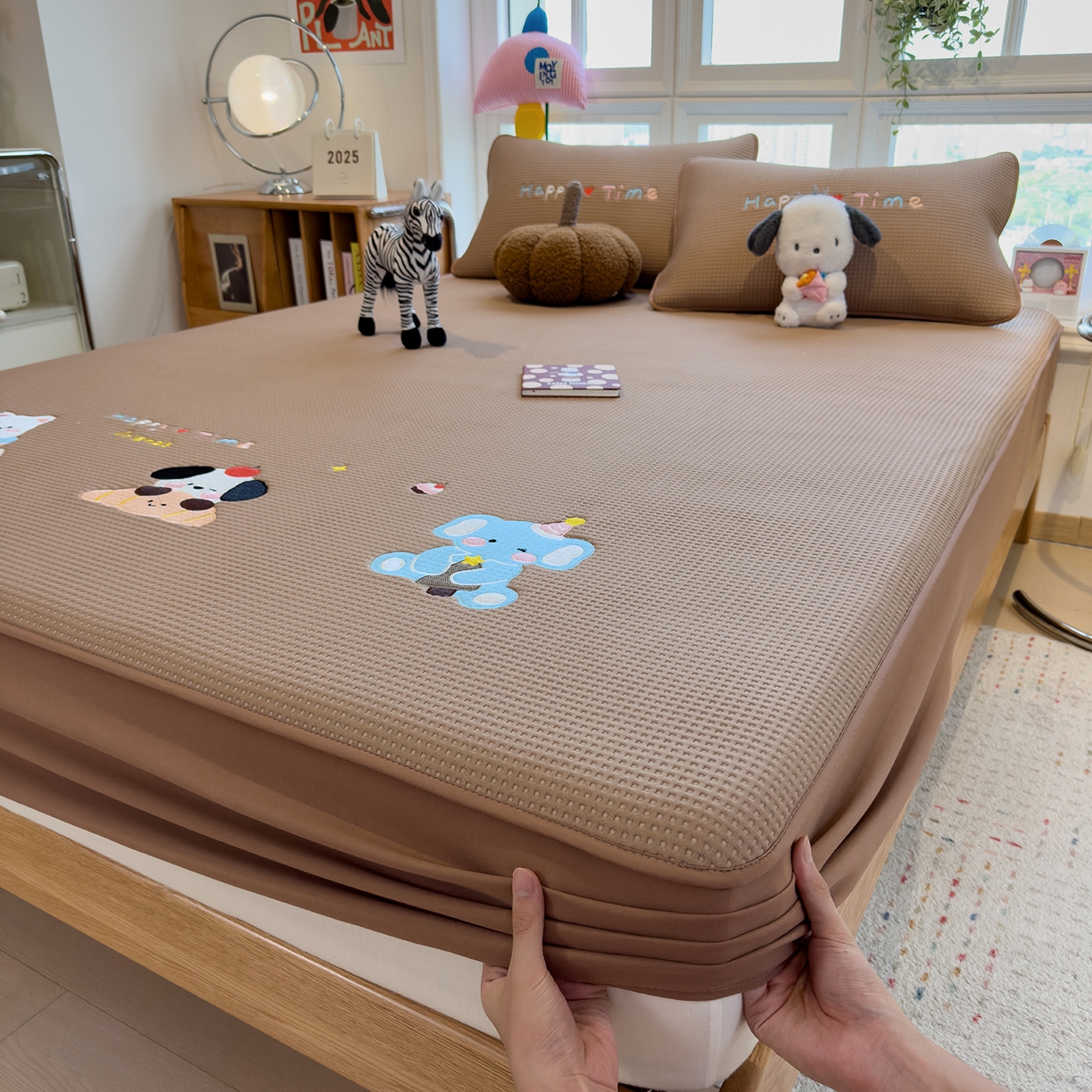 91家纺网 家纺一手货源 找家纺 宜派家纺 2025新款华夫格夹棉刺绣床笠单品卡通可爱学生宿舍单品单床笠床罩 童趣萌宠-焦糖咖