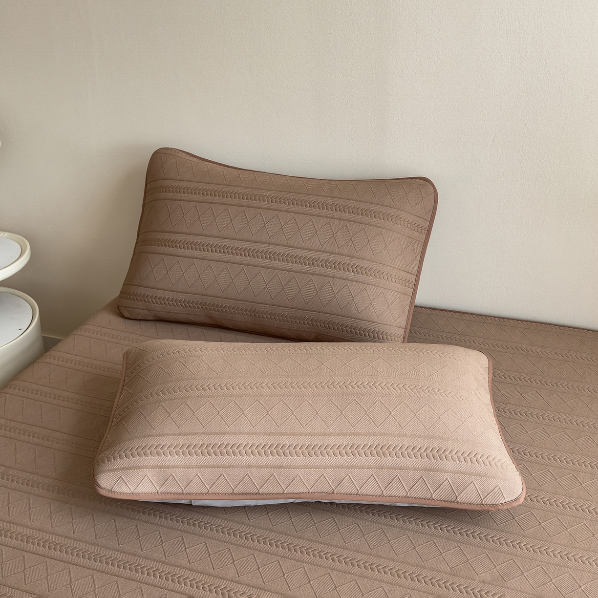 91家纺网 家纺一手货源 找家纺 宜派家纺 2025新款A类柔感彩绒棉夹棉床笠-素菱笺 素菱笺-栗壳咖