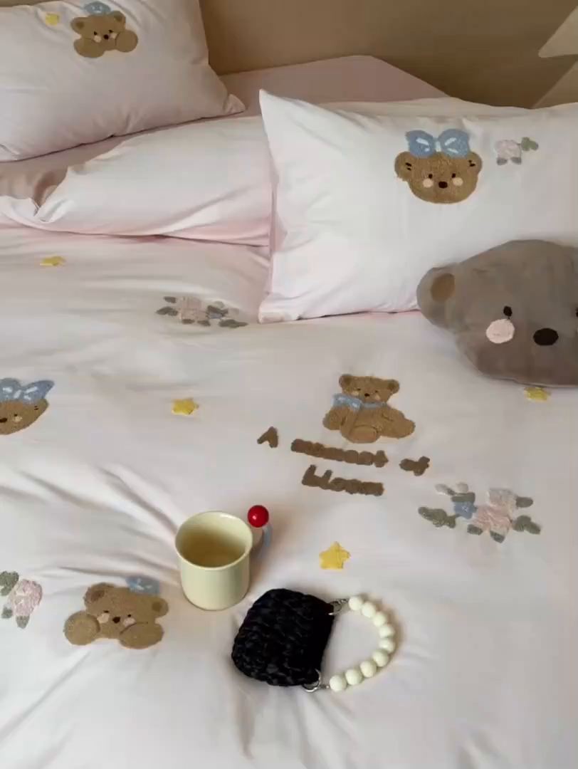 91家纺网 家纺一手货源 找家纺 （总）鹿班家居 2025新款秋冬款100S全棉磨毛毛巾绣系列四件套-花园小熊（标准会员-20元）