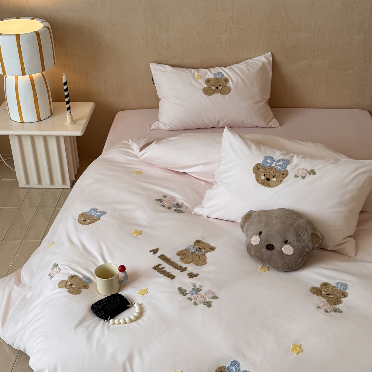 91家纺网 家纺一手货源 找家纺 （总）鹿班家居 2025新款秋冬款100S全棉磨毛毛巾绣系列四件套-花园小熊（标准会员-20元）