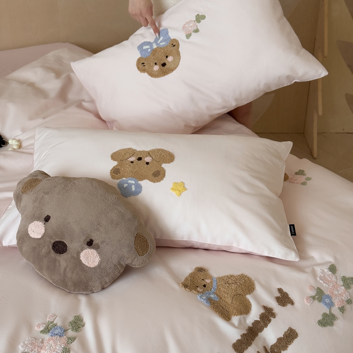 91家纺网 家纺一手货源 找家纺 （总）鹿班家居 2025新款秋冬款100S全棉磨毛毛巾绣系列四件套-花园小熊（标准会员-20元）