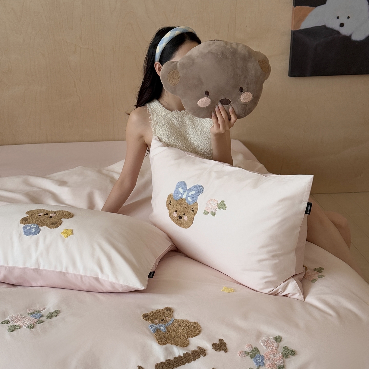 91家纺网 家纺一手货源 找家纺 （总）鹿班家居 2025新款秋冬款100S全棉磨毛毛巾绣系列四件套-花园小熊（标准会员-20元）