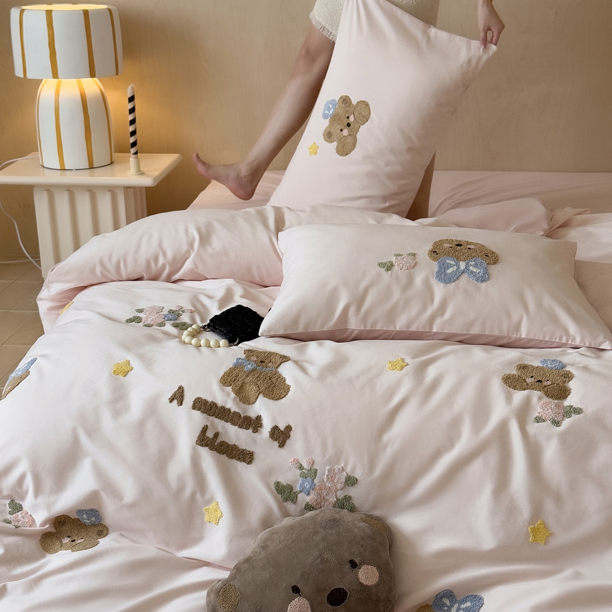 91家纺网 家纺一手货源 找家纺 （总）鹿班家居 2025新款秋冬款100S全棉磨毛毛巾绣系列四件套-花园小熊（标准会员-20元）