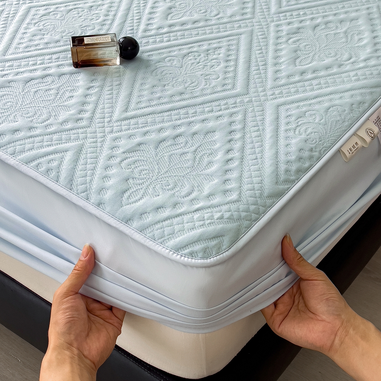 91家纺网 家纺一手货源 找家纺 宜派家纺 2025新款A类柔感彩绒棉夹棉床笠-菱影蔓花 菱影蔓花-淡雅蓝