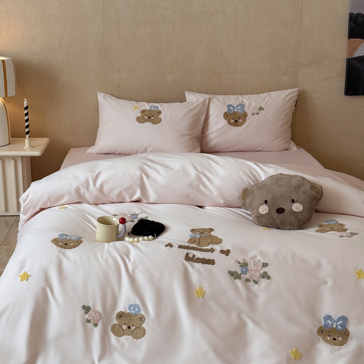 91家纺网 家纺一手货源 找家纺 （总）鹿班家居 2025新款秋冬款100S全棉磨毛毛巾绣系列四件套-花园小熊（标准会员-20元）