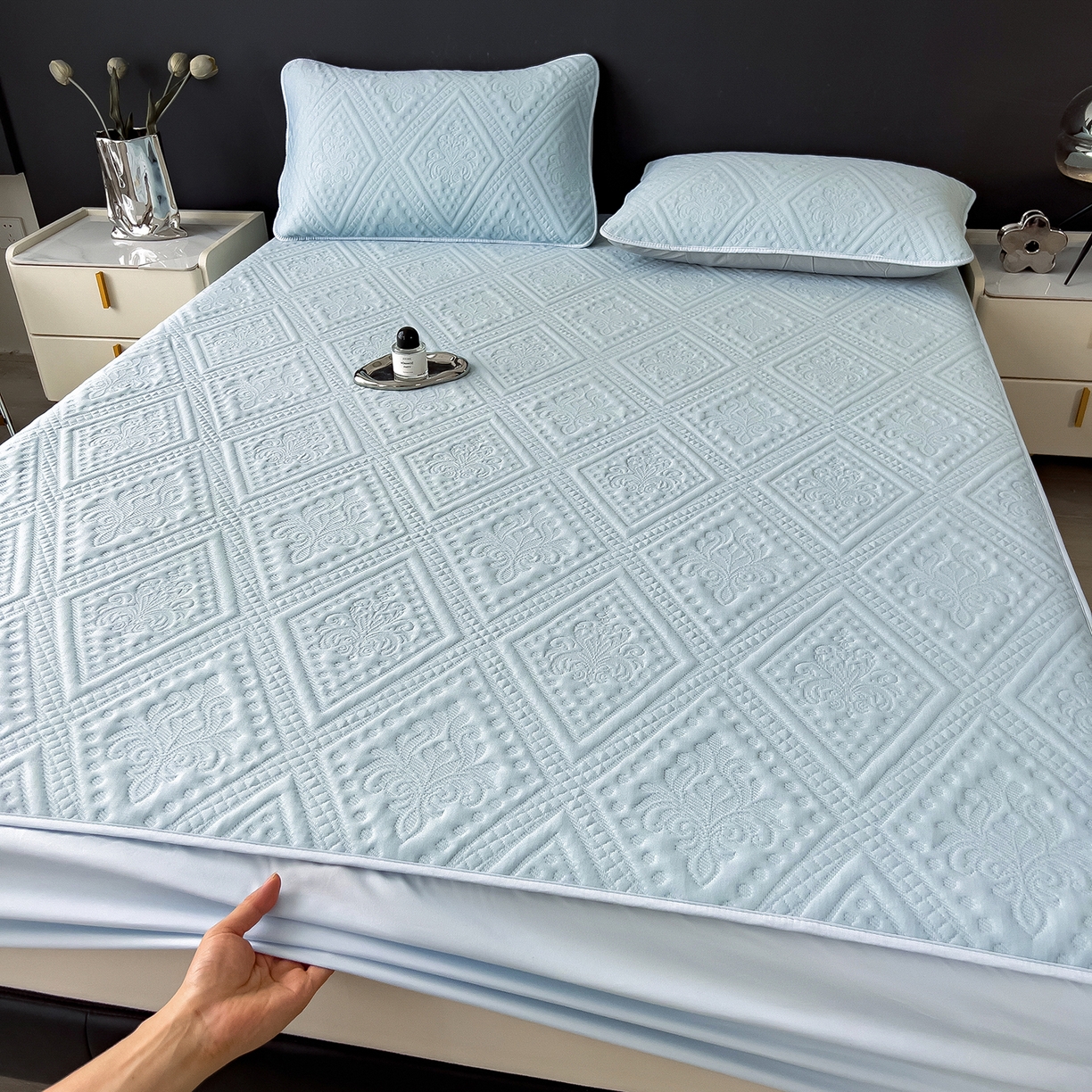 91家纺网 家纺一手货源 找家纺 宜派家纺 2025新款A类柔感彩绒棉夹棉床笠-菱影蔓花 菱影蔓花-淡雅蓝