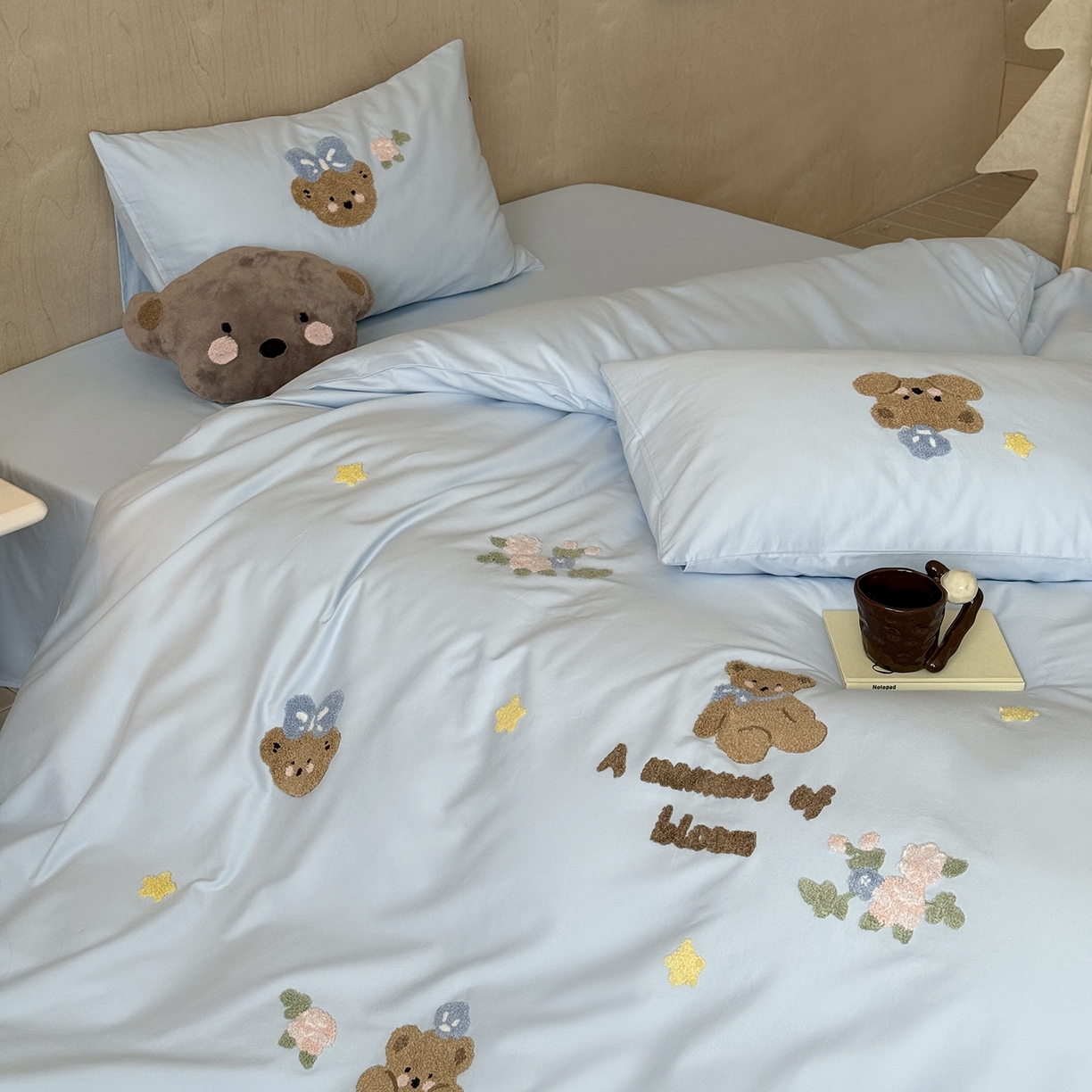 91家纺网 家纺一手货源 找家纺 鹿班家居 2025新款秋冬款100S全棉磨毛毛巾绣系列四件套-花园小熊（标准会员-20元） 蓝色