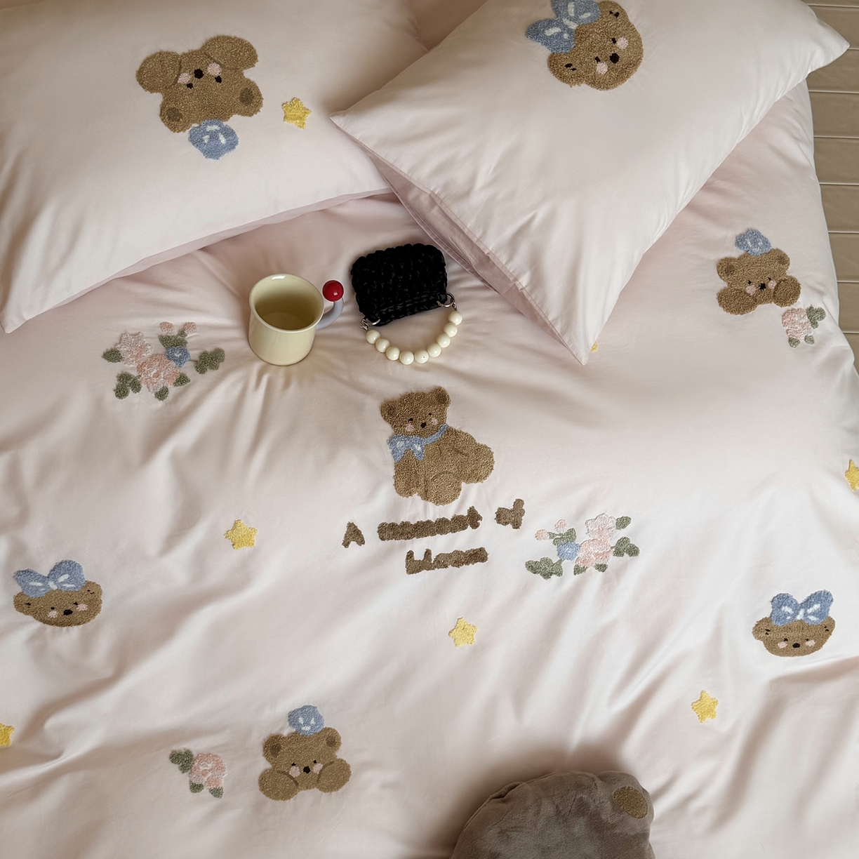 91家纺网 家纺一手货源 找家纺 鹿班家居 2025新款秋冬款100S全棉磨毛毛巾绣系列四件套-花园小熊（标准会员-20元） 粉色