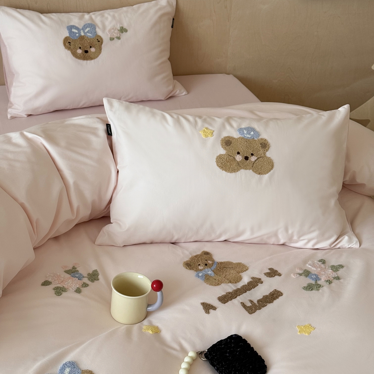 91家纺网 家纺一手货源 找家纺 鹿班家居 2025新款秋冬款100S全棉磨毛毛巾绣系列四件套-花园小熊（标准会员-20元） 粉色