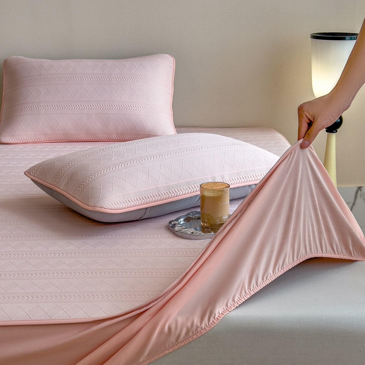 91家纺网 家纺一手货源 找家纺 宜派家纺 2025新款A类柔感彩绒棉夹棉床笠-素菱笺 素菱笺-桃雾粉