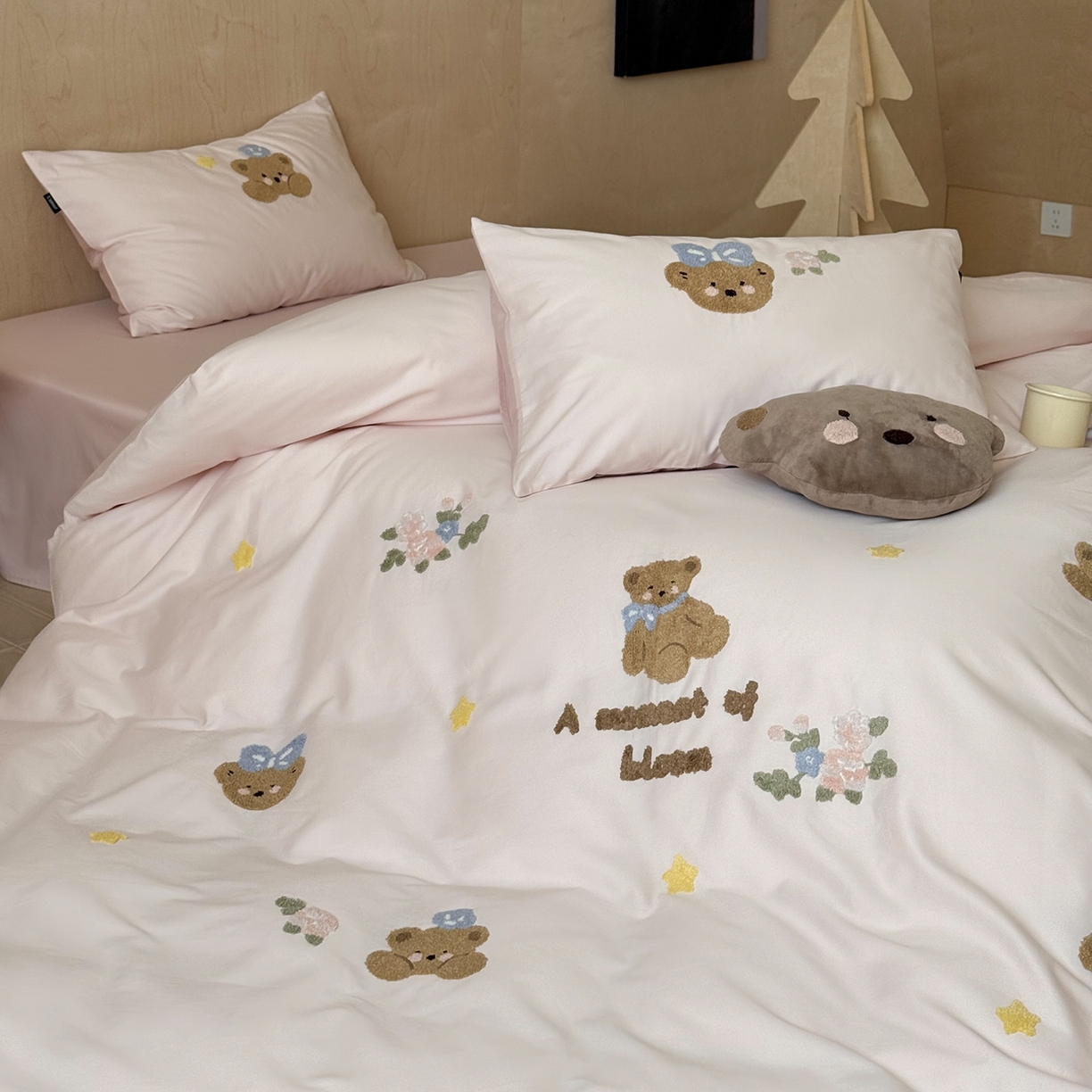 91家纺网 家纺一手货源 找家纺 鹿班家居 2025新款秋冬款100S全棉磨毛毛巾绣系列四件套-花园小熊（标准会员-20元） 粉色