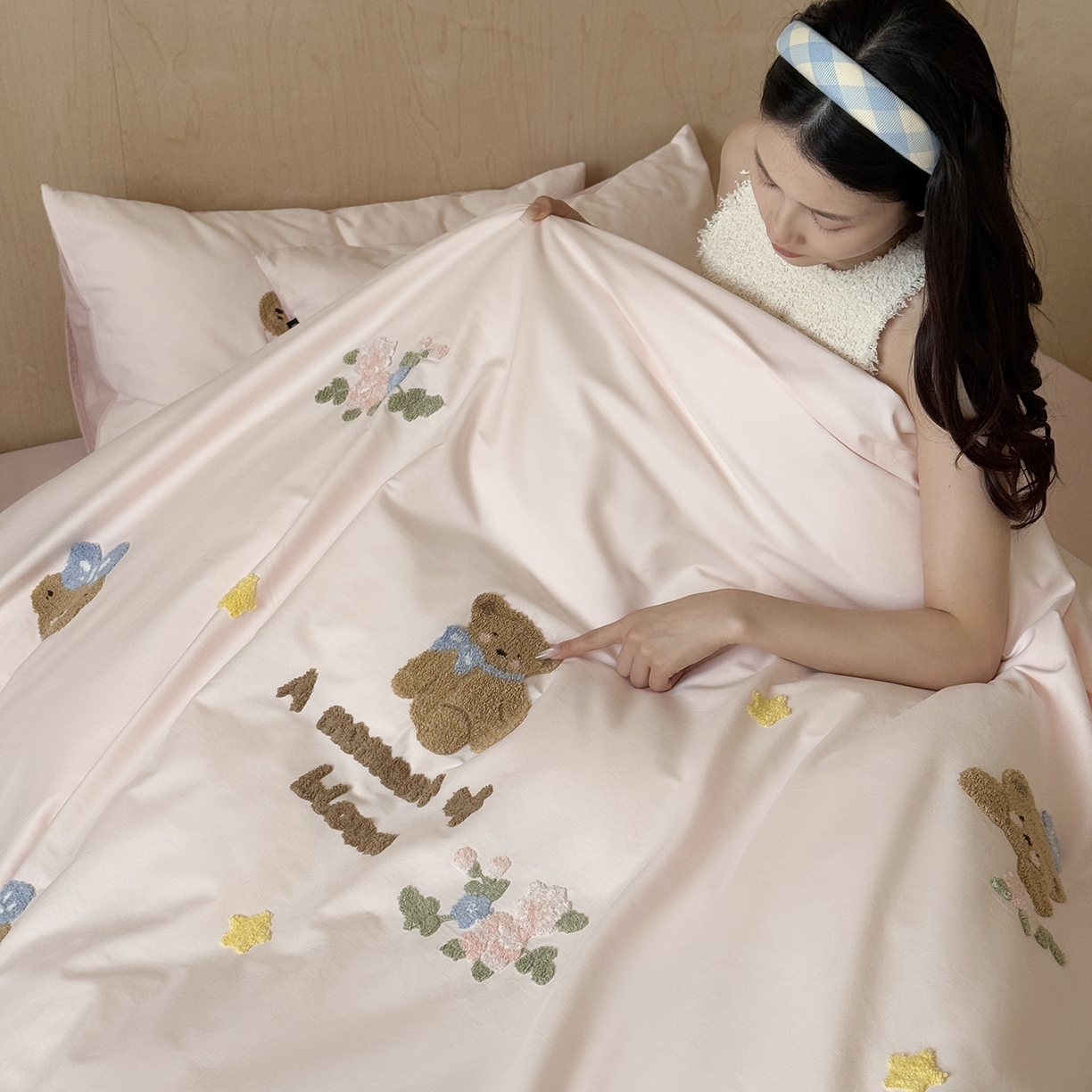 91家纺网 家纺一手货源 找家纺 鹿班家居 2025新款秋冬款100S全棉磨毛毛巾绣系列四件套-花园小熊（标准会员-20元） 粉色