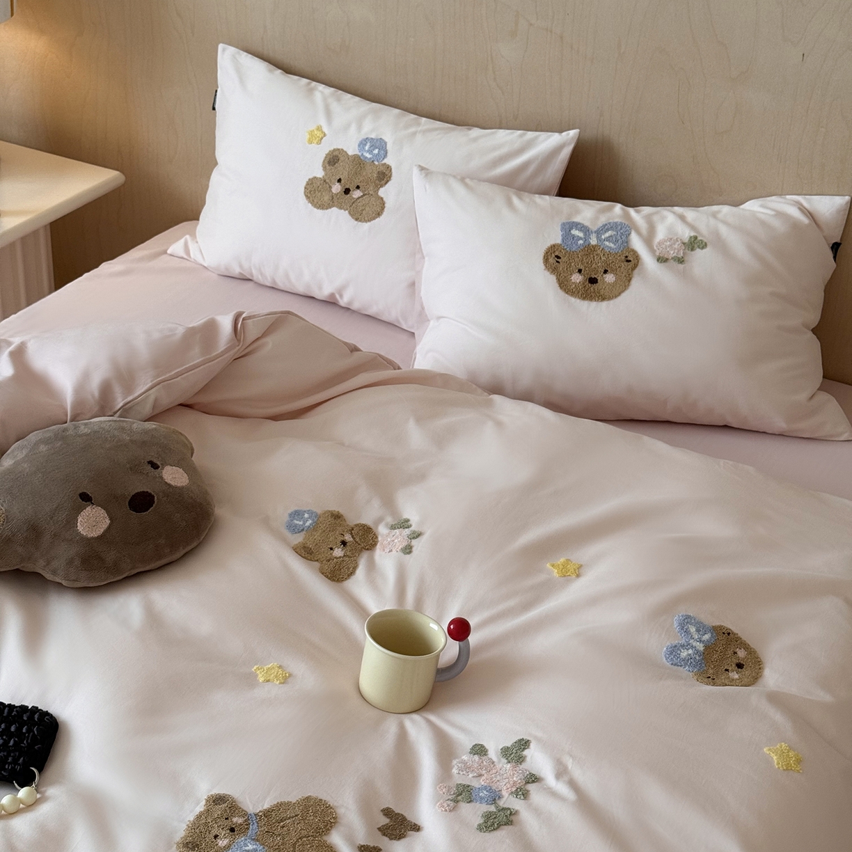 91家纺网 家纺一手货源 找家纺 鹿班家居 2025新款秋冬款100S全棉磨毛毛巾绣系列四件套-花园小熊（标准会员-20元） 粉色