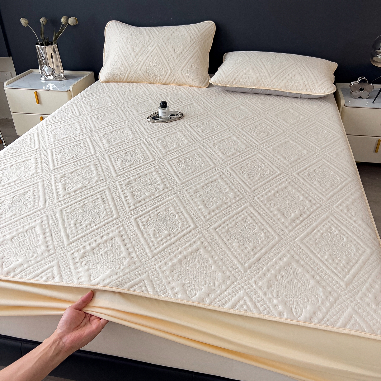 91家纺网 家纺一手货源 找家纺 宜派家纺 2025新款A类柔感彩绒棉夹棉床笠-菱影蔓花 菱影蔓花-沙砾米