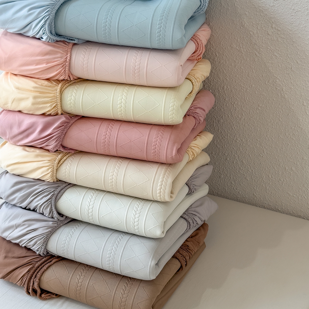 91家纺网 家纺一手货源 找家纺 宜派家纺 2025新款A类柔感彩绒棉夹棉床笠-素菱笺 组合图