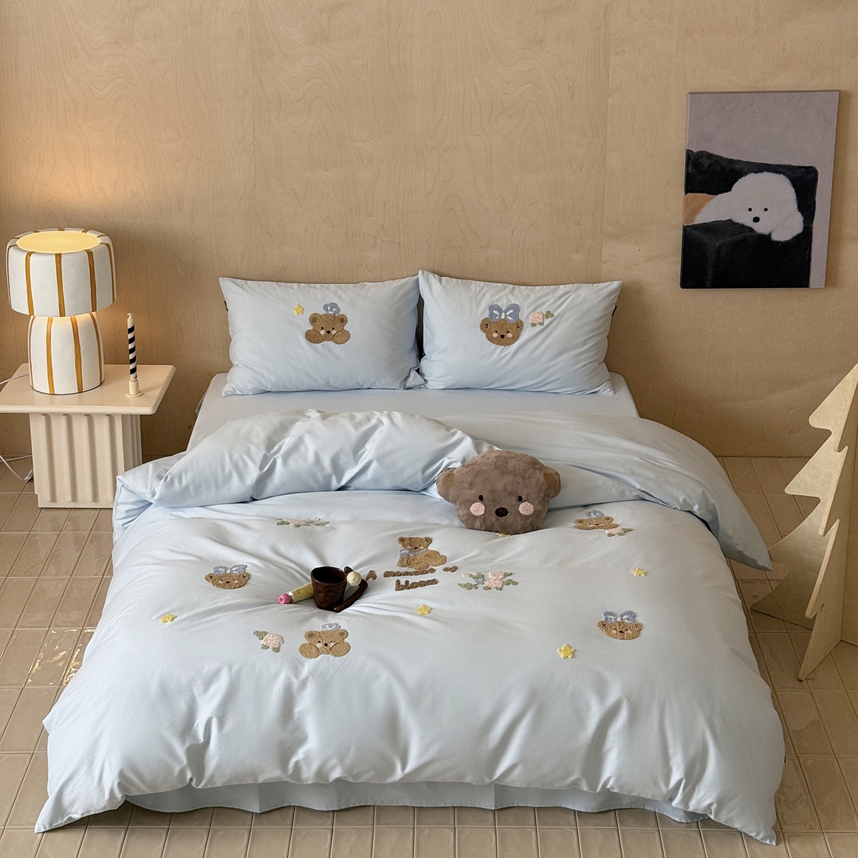 91家纺网 家纺一手货源 找家纺 鹿班家居 2025新款秋冬款100S全棉磨毛毛巾绣系列四件套-花园小熊（标准会员-20元） 蓝色