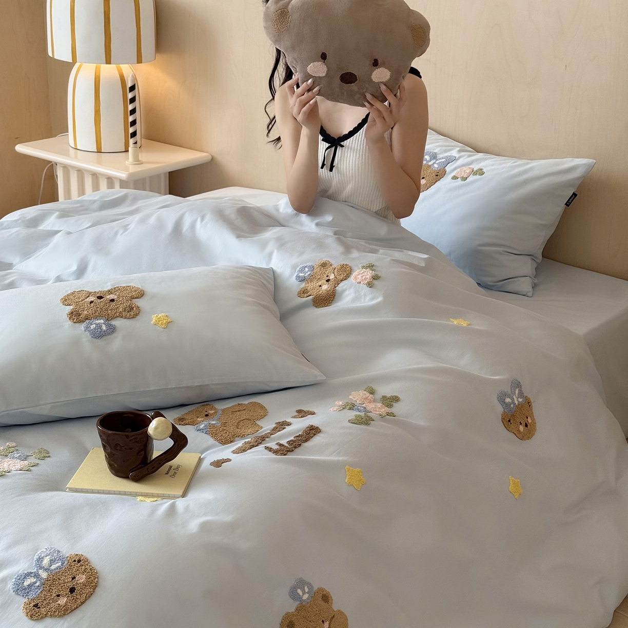 91家纺网 家纺一手货源 找家纺 鹿班家居 2025新款秋冬款100S全棉磨毛毛巾绣系列四件套-花园小熊（标准会员-20元） 蓝色