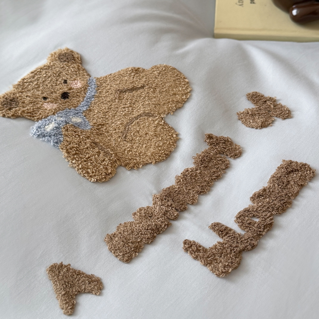 91家纺网 家纺一手货源 找家纺 鹿班家居 2025新款秋冬款100S全棉磨毛毛巾绣系列四件套-花园小熊（标准会员-20元） 蓝色