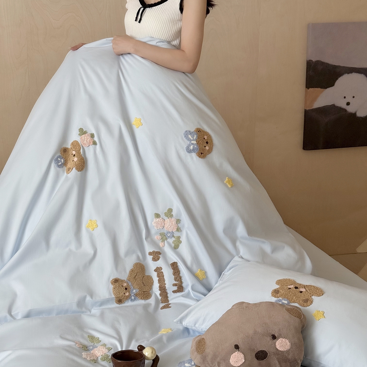 91家纺网 家纺一手货源 找家纺 鹿班家居 2025新款秋冬款100S全棉磨毛毛巾绣系列四件套-花园小熊（标准会员-20元） 蓝色