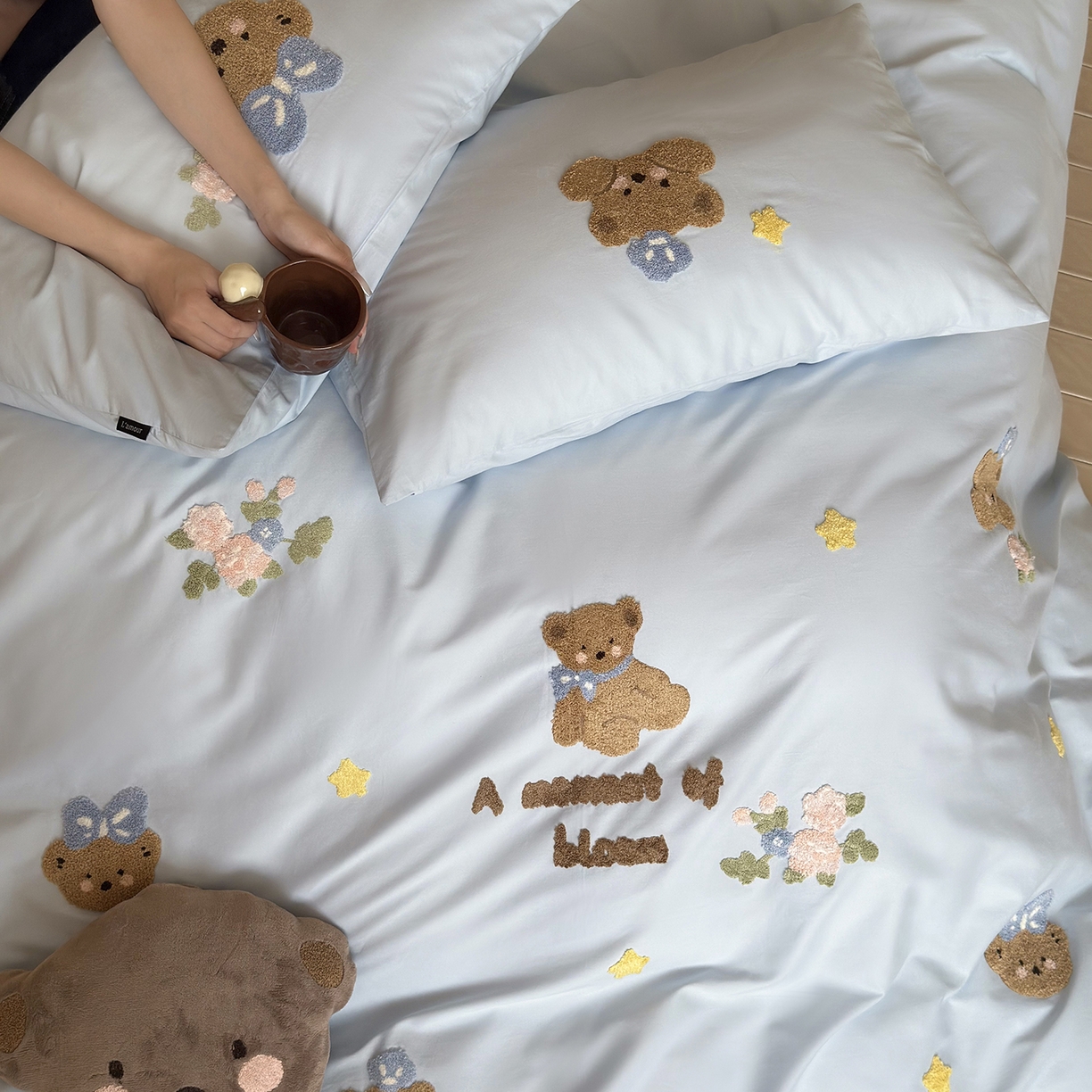 91家纺网 家纺一手货源 找家纺 鹿班家居 2025新款秋冬款100S全棉磨毛毛巾绣系列四件套-花园小熊（标准会员-20元） 蓝色