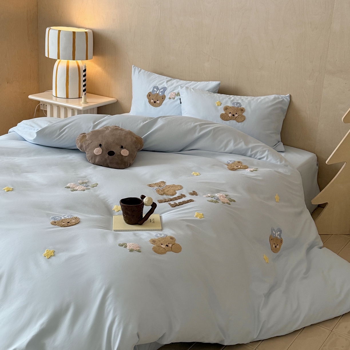 91家纺网 家纺一手货源 找家纺 鹿班家居 2025新款秋冬款100S全棉磨毛毛巾绣系列四件套-花园小熊（标准会员-20元） 蓝色