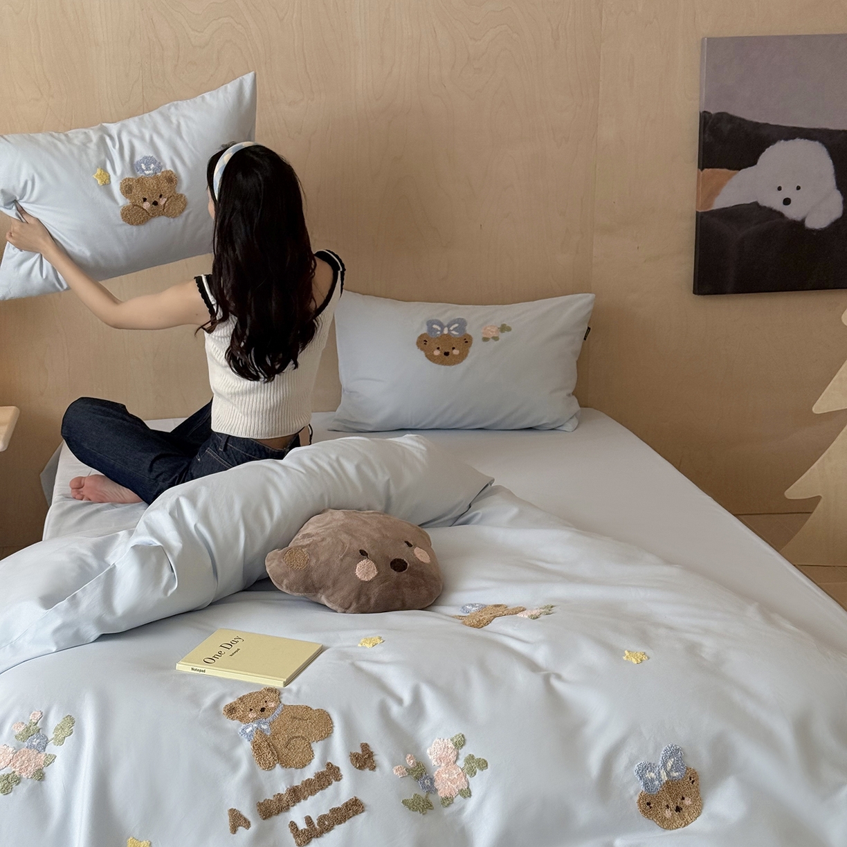 91家纺网 家纺一手货源 找家纺 鹿班家居 2025新款秋冬款100S全棉磨毛毛巾绣系列四件套-花园小熊（标准会员-20元） 蓝色