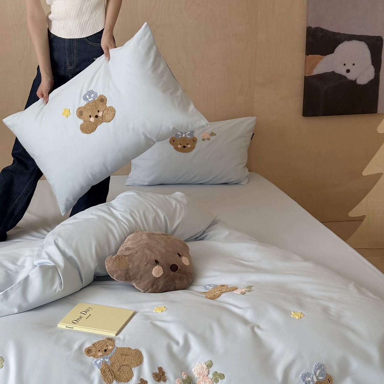 91家纺网 家纺一手货源 找家纺 鹿班家居 2025新款秋冬款100S全棉磨毛毛巾绣系列四件套-花园小熊（标准会员-20元） 蓝色