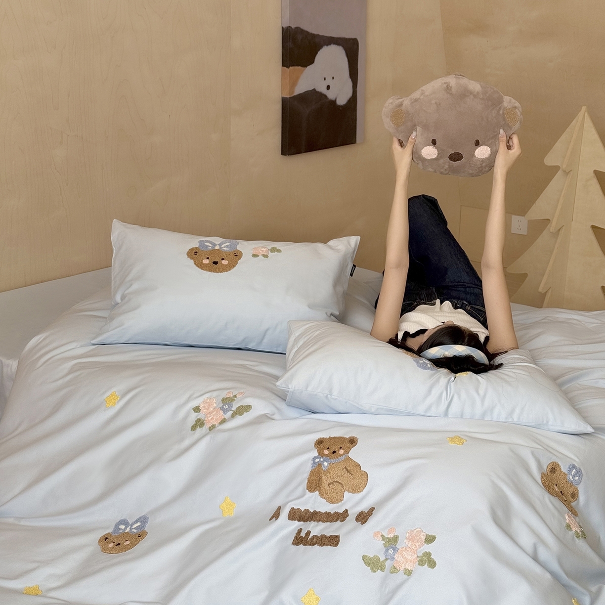 91家纺网 家纺一手货源 找家纺 鹿班家居 2025新款秋冬款100S全棉磨毛毛巾绣系列四件套-花园小熊（标准会员-20元） 蓝色