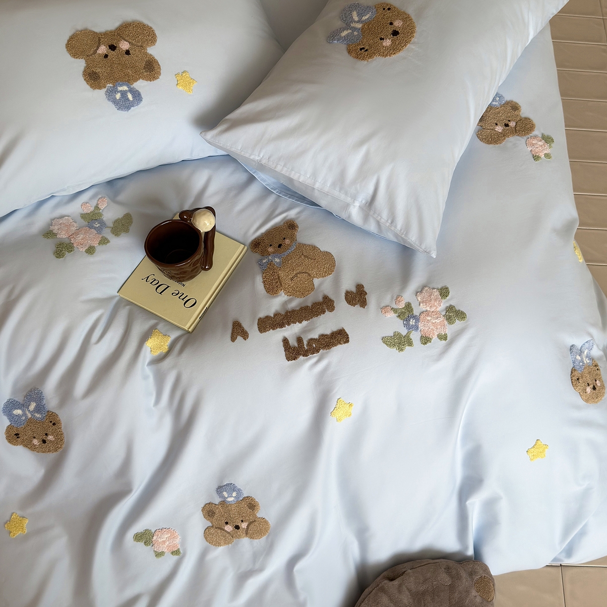 91家纺网 家纺一手货源 找家纺 鹿班家居 2025新款秋冬款100S全棉磨毛毛巾绣系列四件套-花园小熊（标准会员-20元） 蓝色