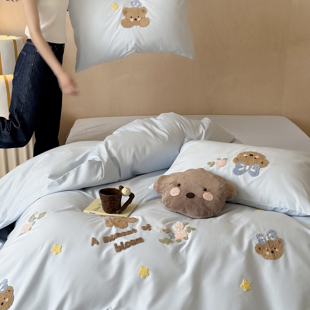 91家纺网 家纺一手货源 找家纺 鹿班家居 2025新款秋冬款100S全棉磨毛毛巾绣系列四件套-花园小熊（标准会员-20元） 蓝色