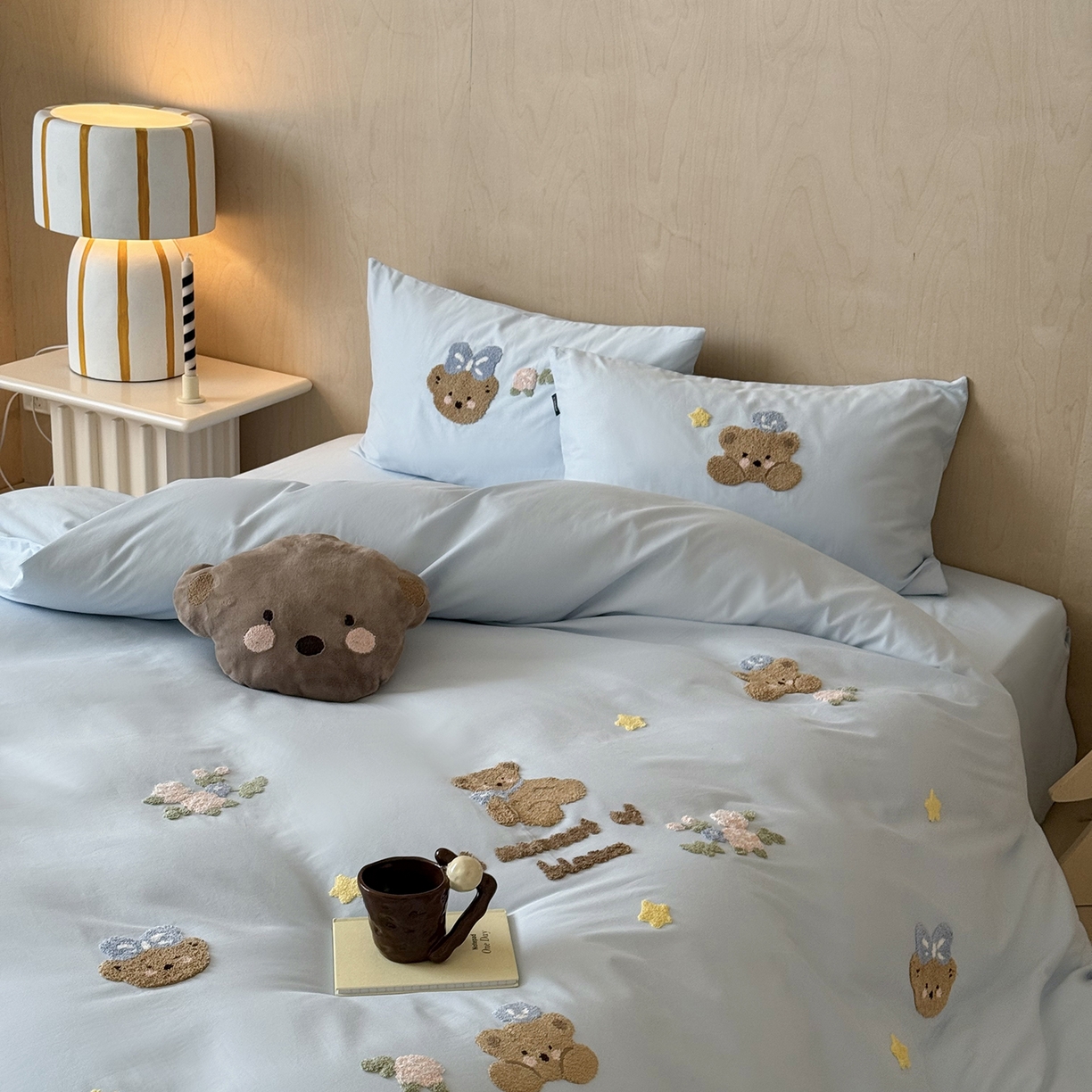 91家纺网 家纺一手货源 找家纺 鹿班家居 2025新款秋冬款100S全棉磨毛毛巾绣系列四件套-花园小熊（标准会员-20元） 蓝色